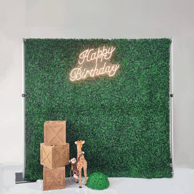 Green Boxwood Wall
